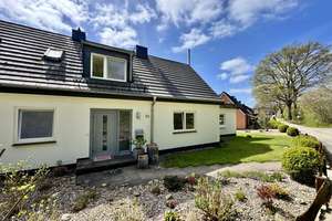 Modernisiertes Haus mit zwei Wohneinheiten & Gartenblick