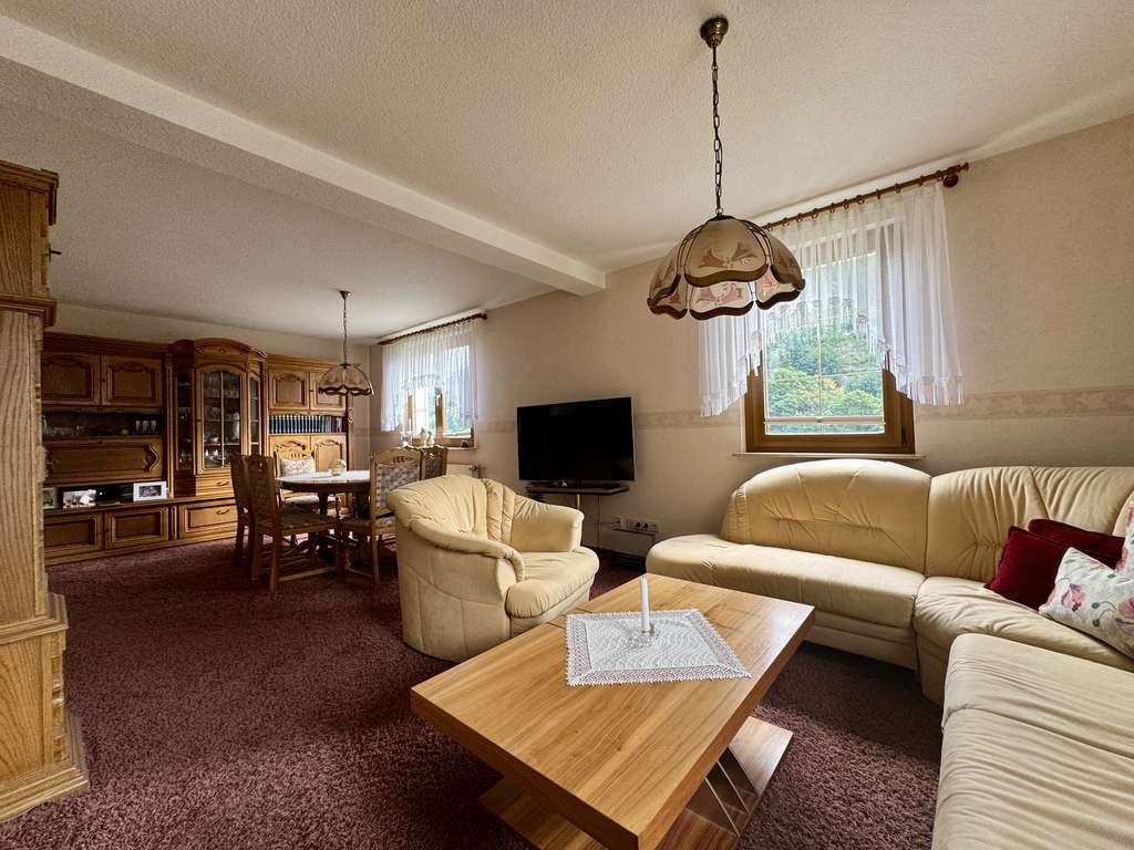 Immobilie in Steinbach-Hallenberg - Viel Platz - Gepflegtes Haus mit großem Garten und Waldblick - Bild 2