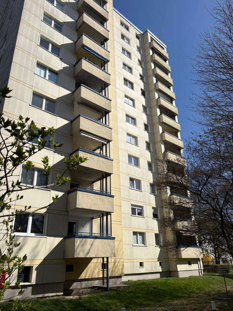 Immobilie in Steinbach - Renovierungsbedürftige 3-Zimmer Wohnung in Steinbach/Taunus! - Bild 1