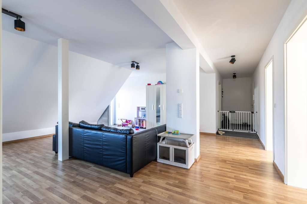 Immobilie in Kahl am Main - Kahl am Main: Großzügige 4-Zimmer-Dachgeschoss-Wohnung mit Dachterrasse in kleiner Wohneinheit - Bild 3