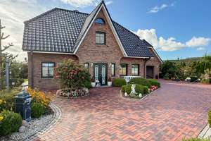 Typisch friesisch, top-gepflegt, viel Platz: modernes Einfamilienhaus in der Nähe von Heide. – Die vollständige Adresse der Immobilie erhältst du vom Anbieter., 25704 Epenwöhrden – Vorschaubild 1
