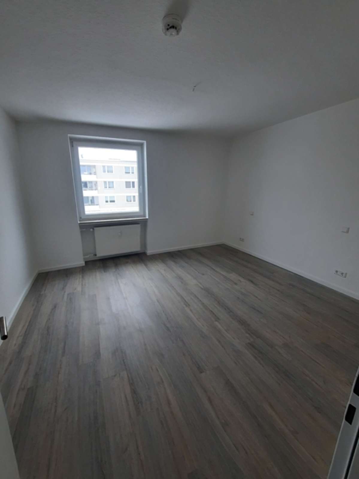 Attraktive und geräumige 4-Zimmer-Maisonette-Wohnung mit Loggia und Kamin in Göttingen