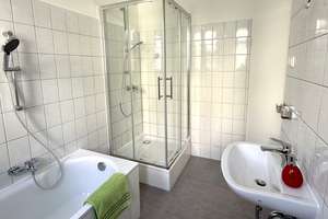 Frisch renoviert mit Tageslichtbad, Wanne und Dusche