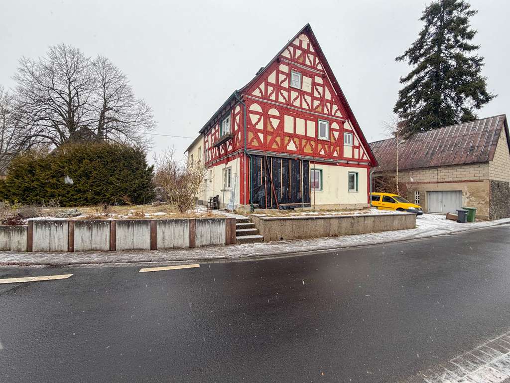 Immobilie in Hellenhahn-Schellenberg - Sanierungsbedürftiges Einfamilienhaus in schöner Ortslage nahe Rennerod! - Bild 1