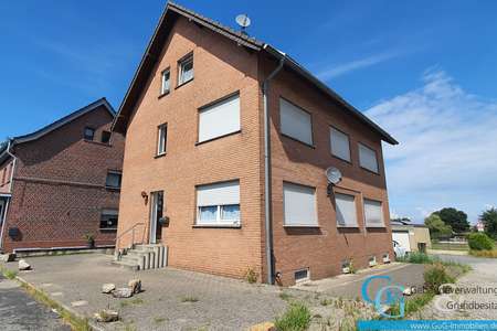 Kernsanierte, Dachgeschoss- 3-Zimmerwohnung mit Garage zu vermieten