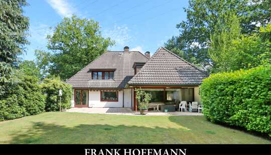 Bild von Großzügiges Architektenhaus mit Doppelgarage auf großem Grundstück in Hamburg-Wellingsbüttel