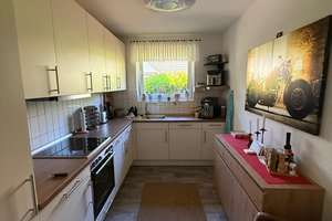 Lichtdurchflutete 3-Zi.-Wohnung mit zwei Terrassen, eigenem Garten und Wohlfühlambiente