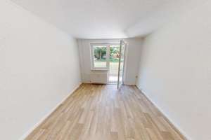 Geräumige Erdgeschosswohnung mit Balkon