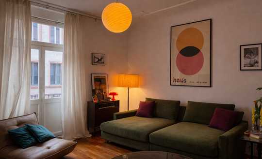 Altbau-Traum mit 2 Balkonen & original Stuck - Denkmalgeschützt