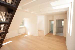 Architektur trifft Wohnkomfort! Aussergewöhnliche Maisonette mit Galerie und Loft-Charakter!