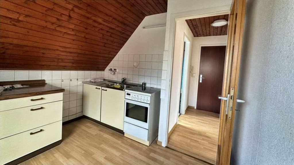 Immobilie in Esslingen am Neckar - Wohnen unterm Dach – charmante 2-Zimmer-Wohnung mit Gartenmitbenutzung - Bild 3