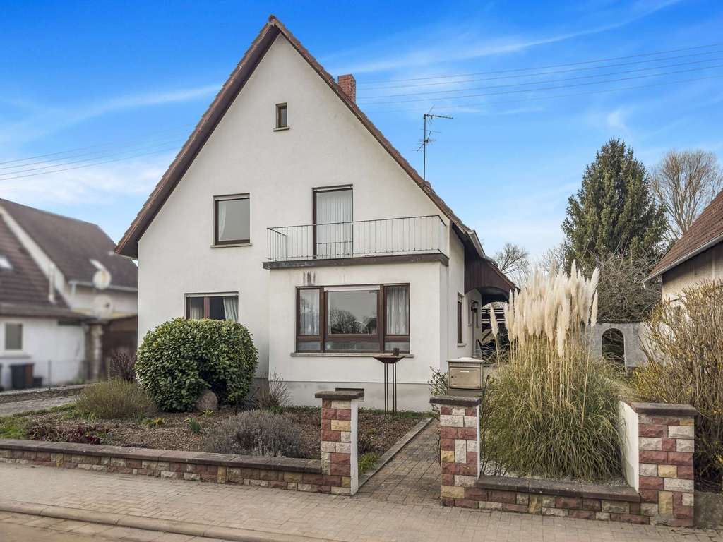 Immobilie in Lustadt - Solides Einfamilienhaus mit Garten, großer Garage und Entwicklungspotenzial - Bild 1