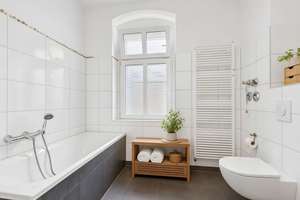 GRÜNDERZEIT-ALTBAUWOHNUNG MIT 2 BALKONEN, AUFZUG UND ENERGIEEFFIZIENZKLASSE B IN BESTLAGE – Liebigstraße 36, 10247 Friedrichshain, Berlin – Vorschaubild 24