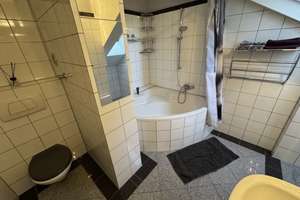 Attraktive 2-Zimmer-Dachgeschosswohnung mit Balkon, Stellplatz und neuer Einbauküche in Huckingen – Biegerfelder Weg 39, 47259 Huckingen, Duisburg – Vorschaubild 5
