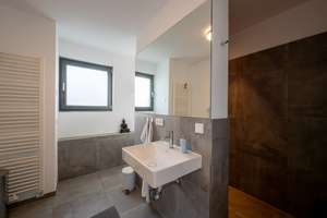 Exklusive Architekten-DHH mit Innenhof & großer Duplex-Garage Bestlage Frankfurt-Riedberg-Westflügel – Die vollständige Adresse der Immobilie erhältst du vom Anbieter., 60438 Kalbach-Riedberg, Frankfurt am Main – Vorschaubild 17