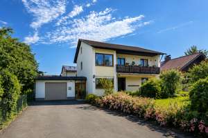 Zweifamilienhaus mit Ausbaureserve, Potenzial für drei Wohneinheiten in Toplage von Bruckmühl