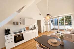 Frisch renoviert & Bezugsfrei! 2-Zimmer-Dachgeschosswohnung mit Tageslichtbad & Westloggia