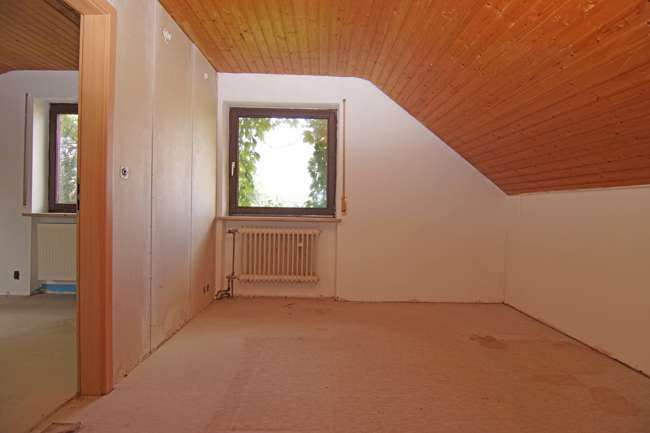 Immobilie in Roßtal - Roßtal-S-Bahn Nähe: Einfamilienhaus mit PV, Solar, Doppelgarage und Traumblick auf Felder und Wiesen - Bild 3