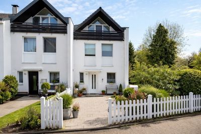 Wohnen am Hildener Stadtwald mit viel Platz, Privatsphäre & Duplex Garage!
