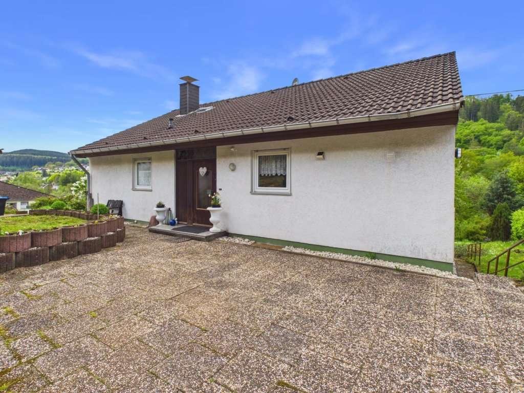 Immobilie in Birresborn - Ein- bis Zweifamilienhaus mit herrlichem Blick ins Grüne - Bild 1