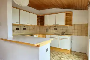 NUR 5 MINUTEN BIS ZUR FUßGÄNGERZ ONE UND DENNOCH ABSOLUT RUHIG GELEGEN! 2-Zimmer Altbauwohnung – Wiesbaden – Vorschaubild 3