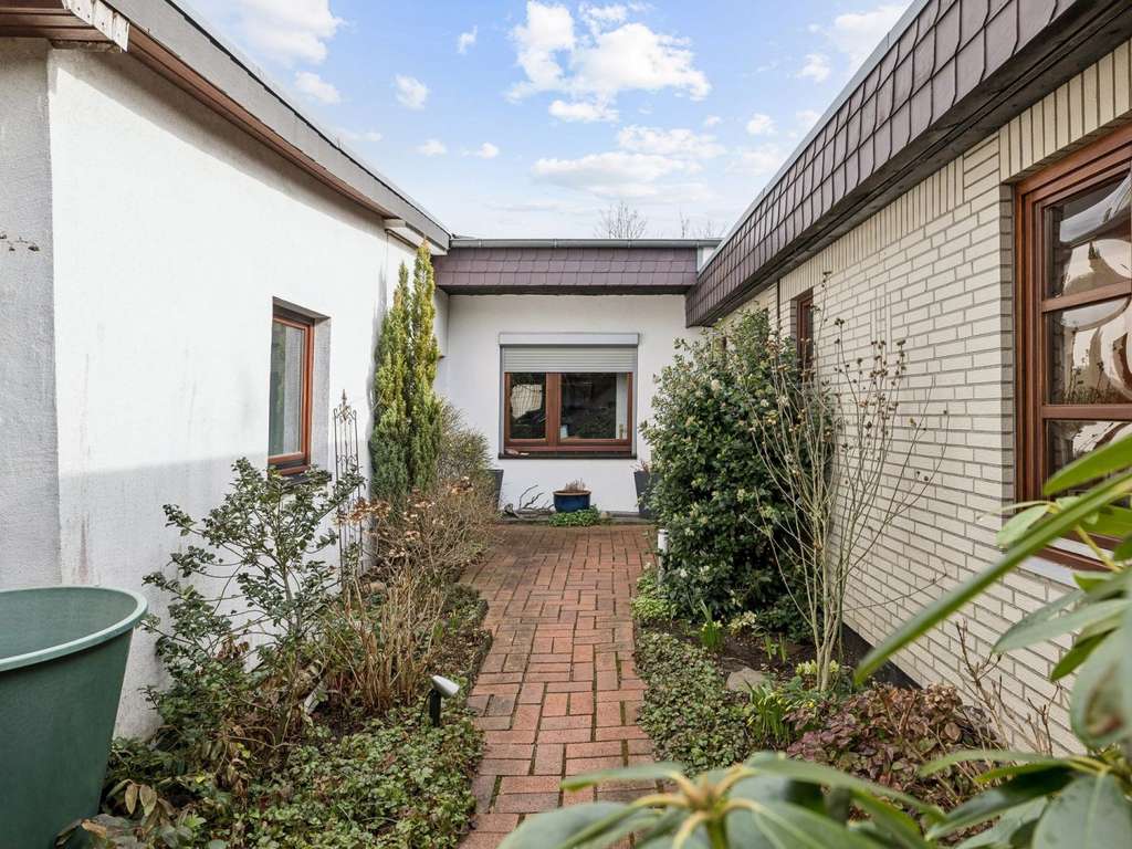 Immobilie in Gönnebek - Wohnen auf einer Ebene – großzügiges Zweifamilienhaus in Trappenkamp - Bild 1