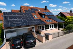 Großzügiges Einfamilienhaus mit Einliegerwohnung, Außenpool & modernem Energiekonzept
