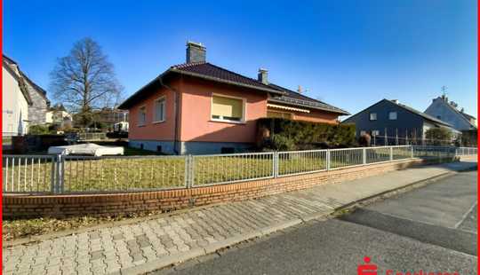 Bild von Freistehender Bungalow auf großem Grundstück