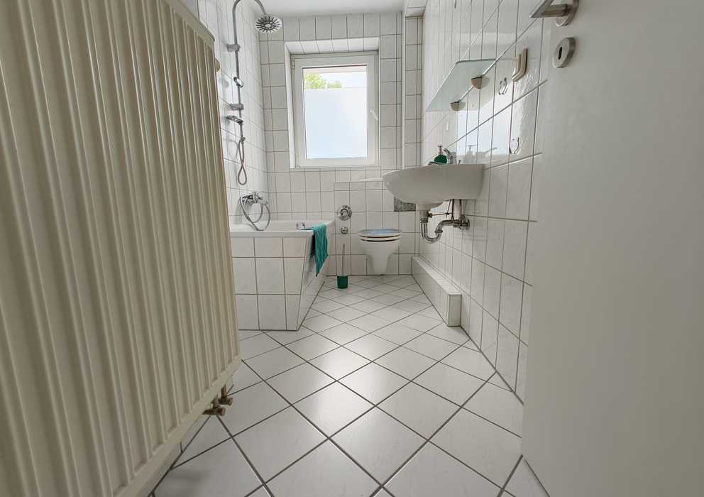 4-Zimmer-Wohnung mit Badewanne und Balkon