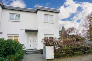 Ihr neues Zuhause: Lichtdurchflutetes Reihenendhaus mit Doppel-Garten in Bad Homburg / Kirdorf – Die vollständige Adresse der Immobilie erhältst du vom Anbieter., 61350 Bad Homburg vor der Höhe – Vorschaubild 1