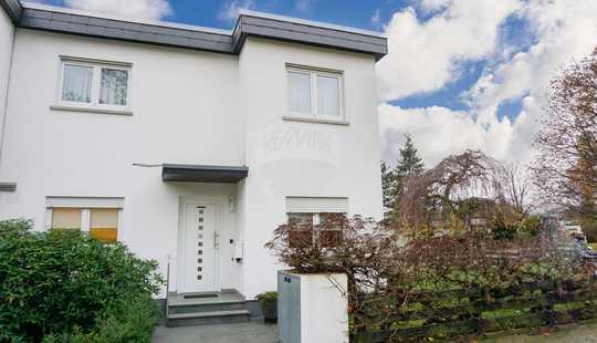 Bild von Ihr neues Zuhause: Lichtdurchflutetes Reihenendhaus mit Doppel-Garten in Bad Homburg / Kirdorf