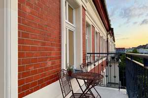 bezugsfrei & provisionsfrei: Renovierter Altbau mit 2 Balkonen, Aufzug und Einbauküche am Mauerpark