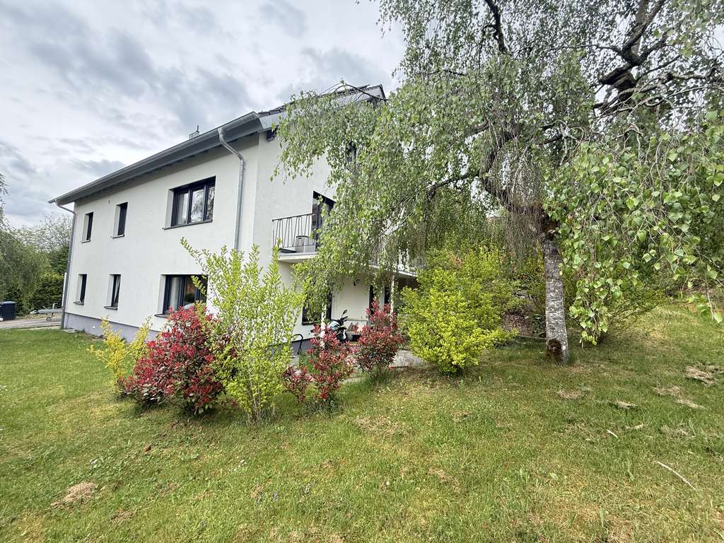 Immobilie in Wolfegg - Repräsentatives Haus mit 278 m², 11 Zimmern, Einliegerwohnung, Terrassen, Garten & Weitblick – moder - Bild 1