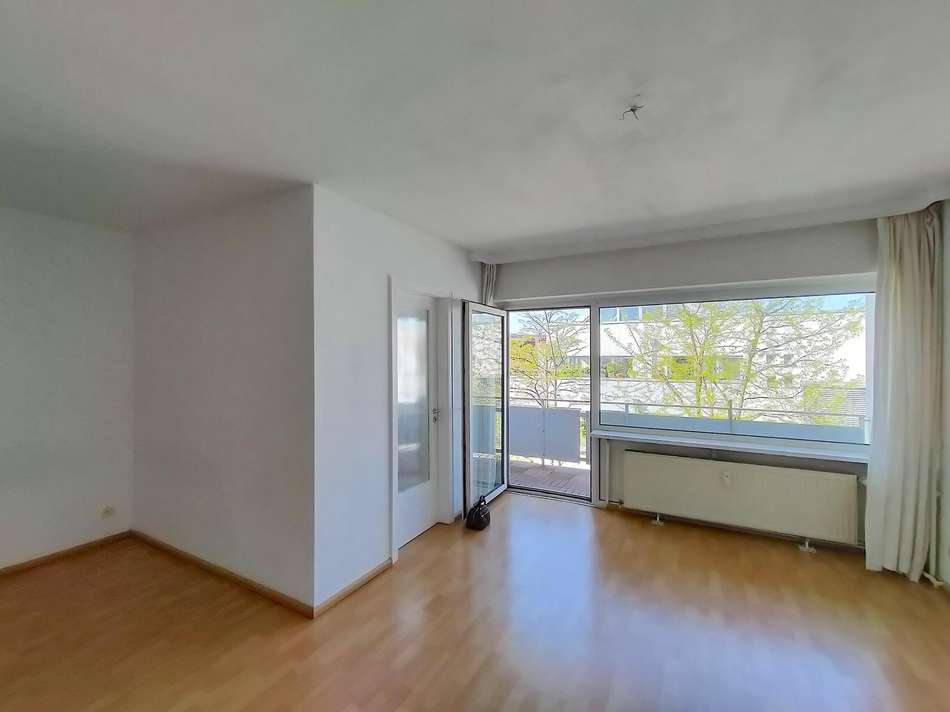 Wohnzimmer/ Blick a.d. Balkon
