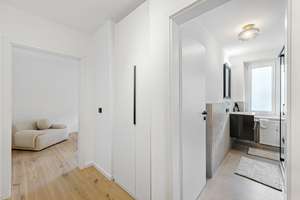 Nähe Hohenzollernplatz: Frisch sanierte, möblierte 2-Zimmer-Wohnung mit Südbalkon – Hohenzollernstraße 111, 80796 Neuschwabing, München – Vorschaubild 3