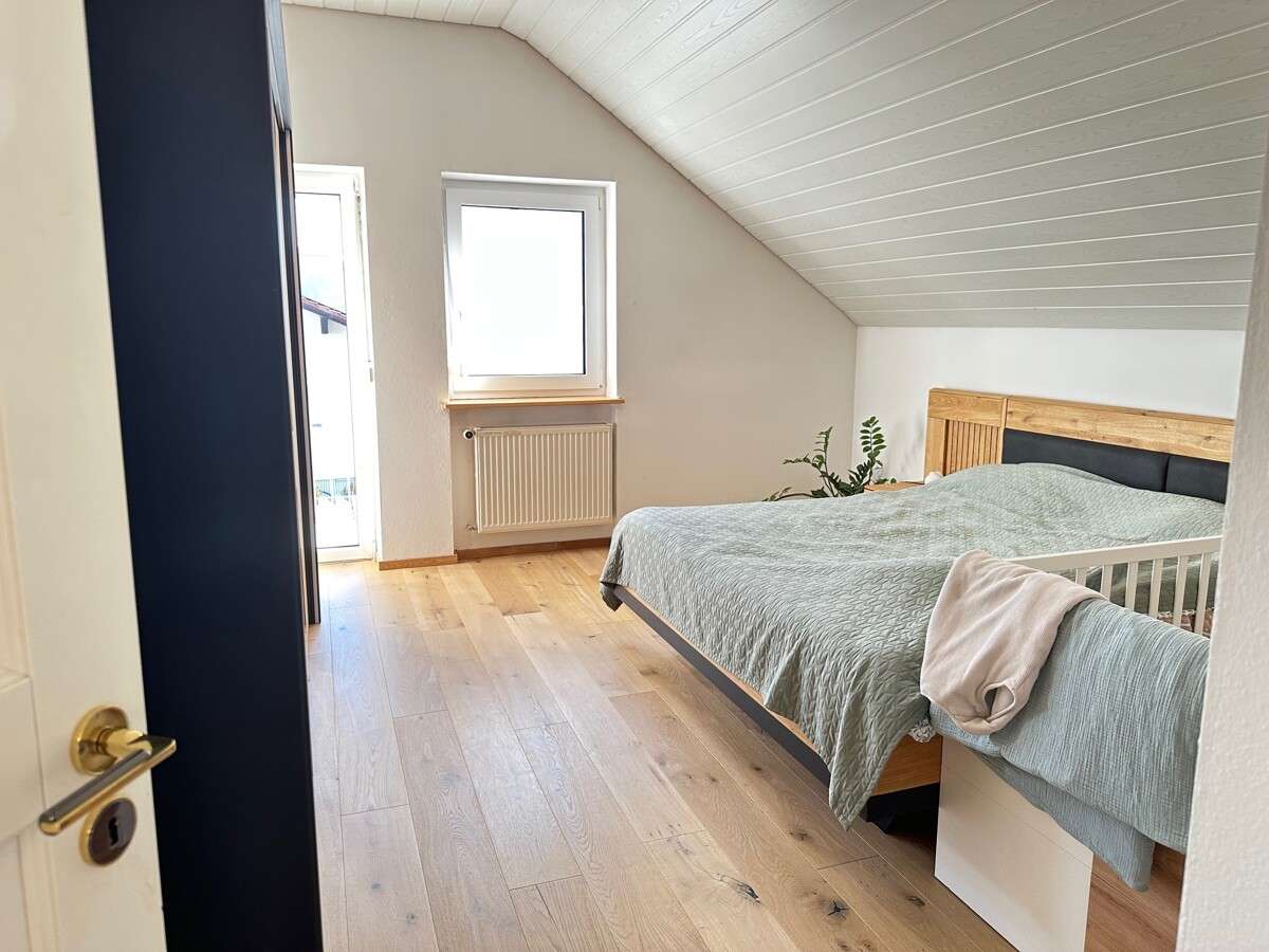 Immobilie in Grafling - Mod. Einfam.-Haus m. Einliegerwhg., PV-Anlage, 2 Garagen u. Fernblick in naturnaher Wohnlage b. DEG! - Bild 1