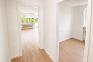 Renovierte 2-Zimmer-Wohnung mit großem Balkon & Aufzug in München-Trudering – sofort bezugsfrei – Wasserburger Landstraße 211, 81827 Waldtrudering, München – Vorschaubild 2