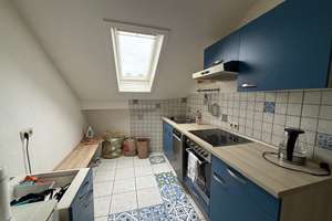 Gut geschnittene Dachgeschosswohnung mit neuer Einbauküche  – Kaiser-Karl-Ring 2, 55118 Neustadt, Mainz – Vorschaubild 2