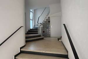 Charmante 2- Zimmer-Dachgeschosswohnung im Herzen von Kölner Innenstadtlage – Die vollständige Adresse der Immobilie erhältst du vom Anbieter., 50676 Altstadt/Süd, Köln – Vorschaubild 3