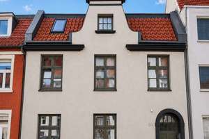 Wohnen im Designerhaus: saniertes Stadthaus in Lübeck mit Haus-im-Haus-Konzept