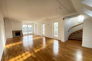 Großzügige 3,5 Zi. Maisonette- Wohnung mit Charme, Kamin und besonderem Flair