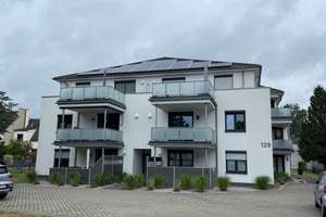 Neuwertige Wohnung mit 3,5 Zimmern sowie Balkon und Einbauküche in einem KFW-55 Haus