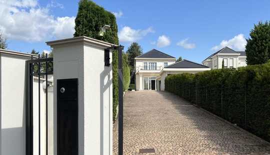 Bild von VON POLL - BAD HOMBURG: Energieeffiziente Villa mit Pool und 3 Garagen in einzigartiger Blicklage