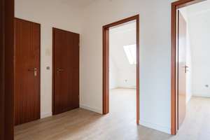 Frisch renovierte 4-Zimmer-Dachgeschosswohnung (69 m²) in Uerdingens Fußgängerzone – Die vollständige Adresse der Immobilie erhältst du vom Anbieter., 47829 Uerdingen, Krefeld – Vorschaubild 3