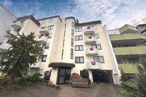 Freie 3,5-Zimmer-Wohnung mit 3 Balkonen und 2 Stellplätzen 