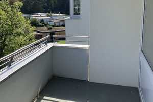 Offener Wohn- und Kochbereich – Stilvolle Wohnung mit Loggia und Grünblick – Kurt-Schumacher-Ring 3, 38444 Wolfsburg – Vorschaubild 12
