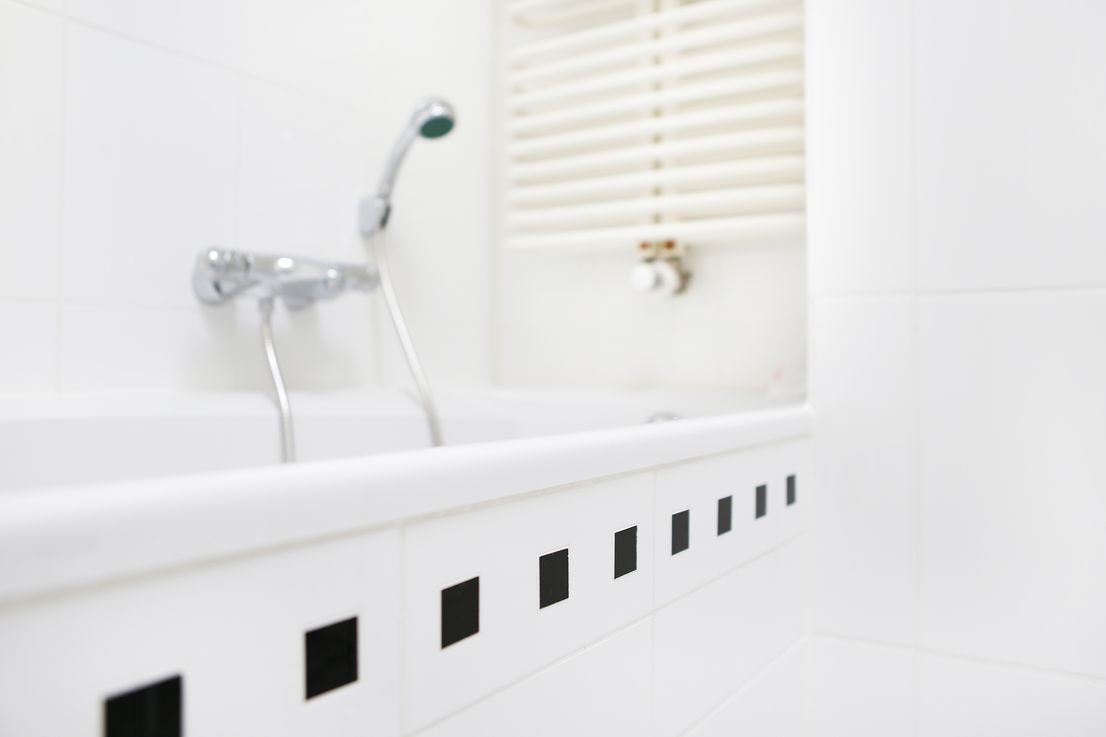 Badezimmer mit Dusche & Wanne