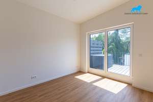 Elegante Neubau 2 Z. Dachgeschoßwohnung mit Südbalkon – Hippelstraße 61a, 81827 Waldtrudering, München – Vorschaubild 2