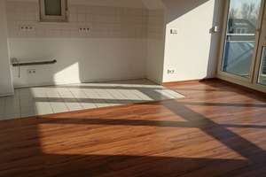 Gemütliche Dachgeschosswohnung mit Balkon und Fahrstuhl – Tauchaer Straße 79, 4349 Thekla, Leipzig – Vorschaubild 1