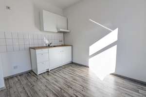 Charmante 1-Raum-Wohnung im 2. Obergeschoss – Altbauflair zum kleinen Preis – Fichtestr. 24, 9126 Gablenz, Chemnitz – Vorschaubild 1